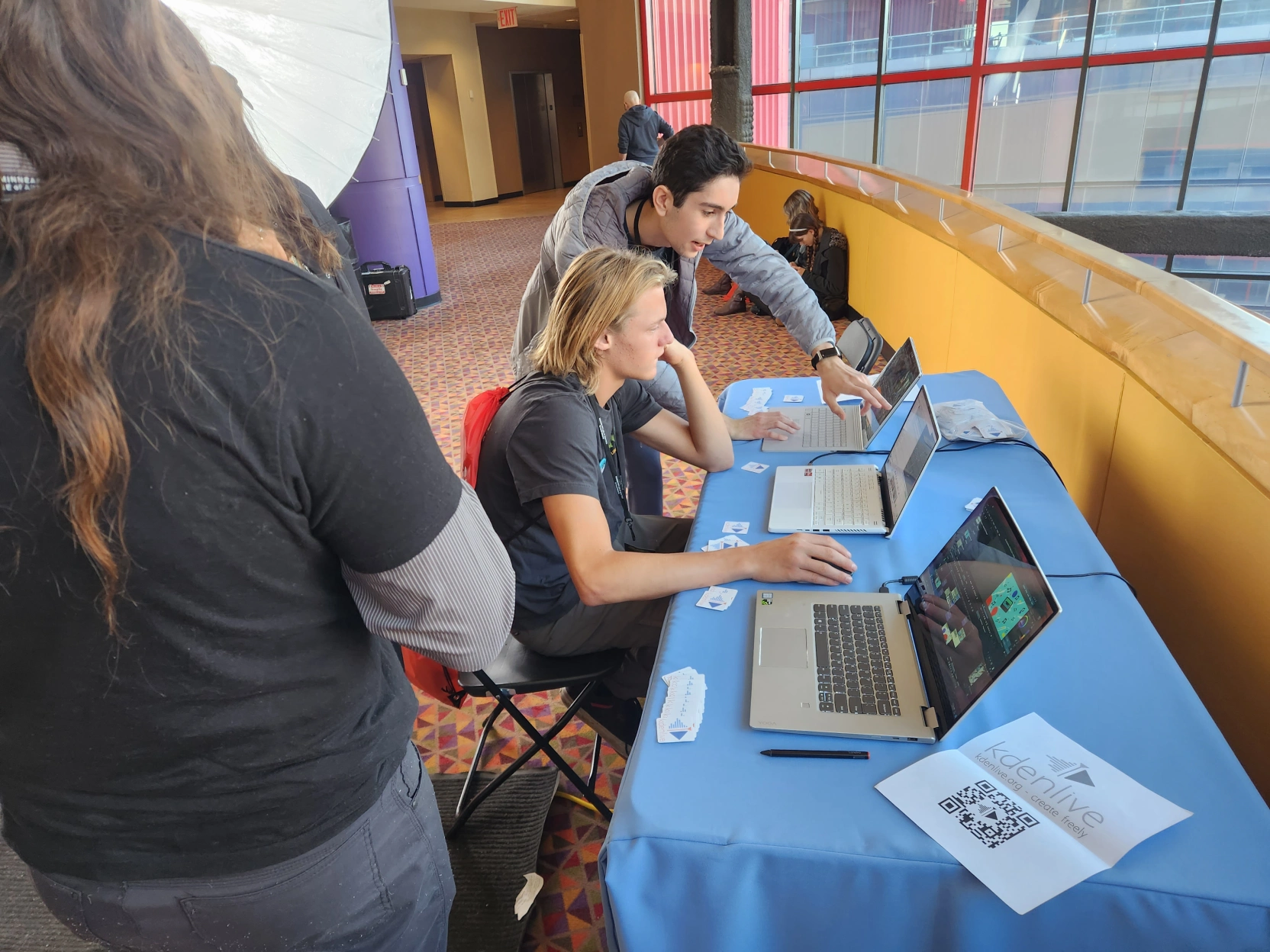 Showing an attendee how to edit videos with Kdenlive.